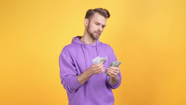 Guy krijgen winst verkeerde geld nummer geïsoleerde levendige kleur achtergrond — Stockvideo