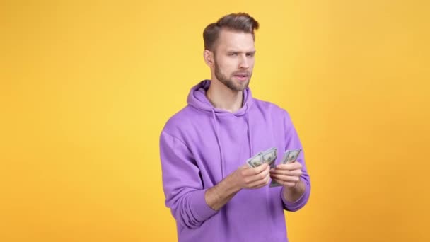 Guy vinna lotteri räkna pengar isolerad glans färg bakgrund — Stockvideo