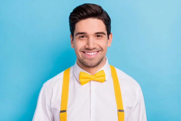 Foto van vrij aantrekkelijke jonge man gekleed wit shirt geel strikje glimlachen geïsoleerde blauwe kleur achtergrond — Stockfoto