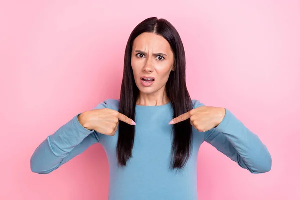 Foto van boos boos boos jonge vrouw dragen blauw shirt wijzende vingers zelf geïsoleerde roze kleur achtergrond — Stockfoto