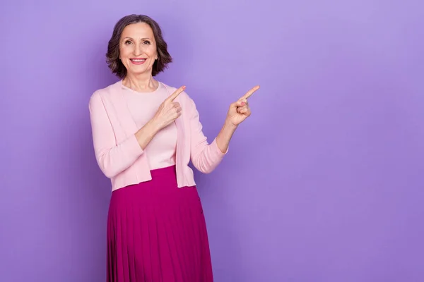Fénykép pozitív csinos személy jelzi ujjak üres tér promóció elszigetelt lila színű háttér — Stock Fotó