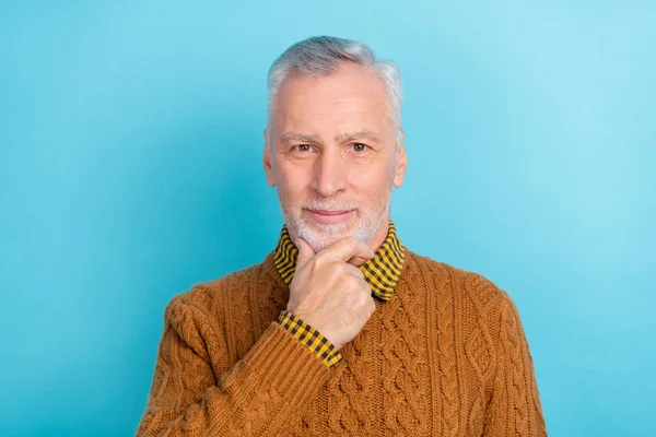 Foto de hombre jubilado confiado reflexivo usar suéter marrón brazo barbilla aislado color azul fondo — Foto de Stock