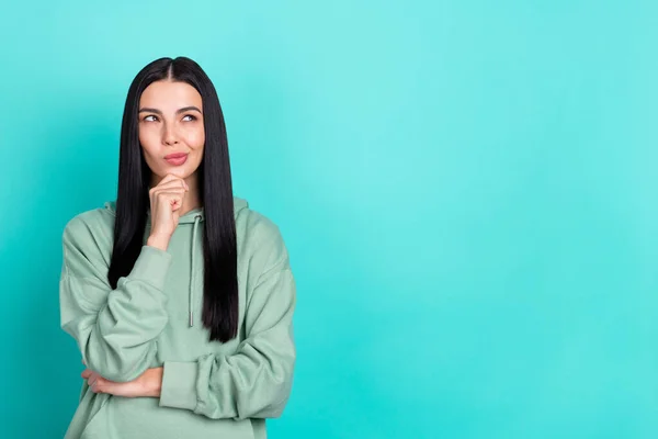 Foto de incerto milenar senhora penteado preto olhar espaço vazio desgaste capuz verde isolado no fundo cor teal — Fotografia de Stock