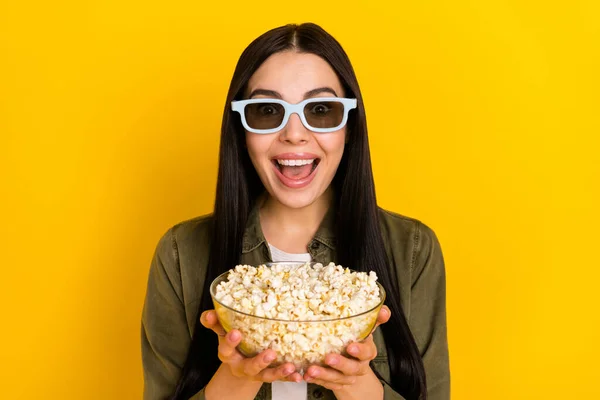 Photo de femme millénaire impressionnée regarder film porter des lunettes de chemise isolé sur fond jaune — Photo