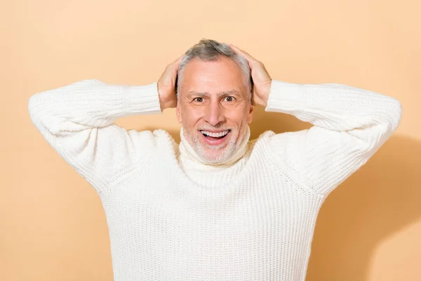Porträtt av attraktiva glada förvånad gråhårig man goda nyheter att ha kul isolerad över beige pastell färg bakgrund — Stockfoto
