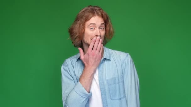 Guy delen geheim close cover mond arm geïsoleerde glans kleur achtergrond — Stockvideo