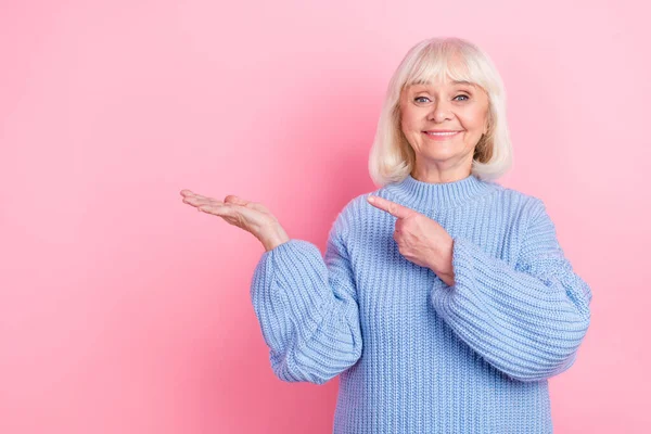 Fotografie starší ženy indikovat prst promo vybrat rozhodnutí promotér izolované přes růžové barvy pozadí — Stock fotografie