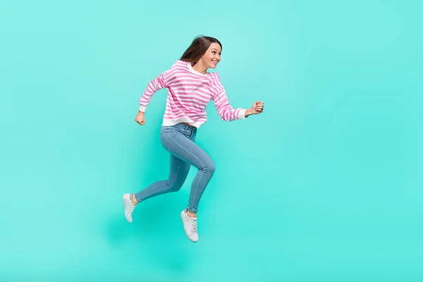 Longitud completa vista del tamaño del cuerpo de la atractiva chica alegre enfocada a la moda saltando corriendo aislado sobre brillo verde azulado color turquesa fondo — Foto de Stock