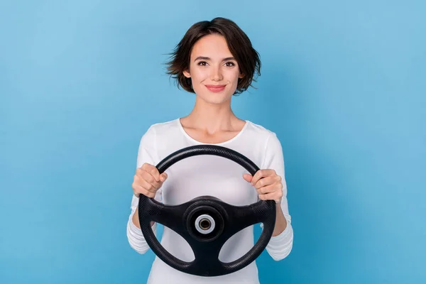 Φωτογραφία από θετικό γλυκό χαριτωμένο κυρία κρατήστε τιμόνι μάθηση να οδηγούν αυτοκίνητο που απομονώνονται σε μπλε φόντο χρώμα — Φωτογραφία Αρχείου