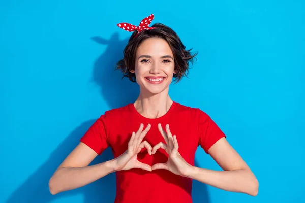 Foto van jonge vrolijke vrouw tonen vingers hart symbool romantisch cupid geïsoleerd over blauwe kleur achtergrond — Stockfoto