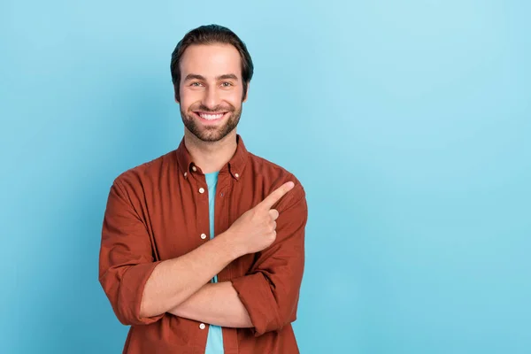 Фото милый коричневый волос Millennial парень индекс промо носить рубашку изолированы на синем фоне цвета — стоковое фото