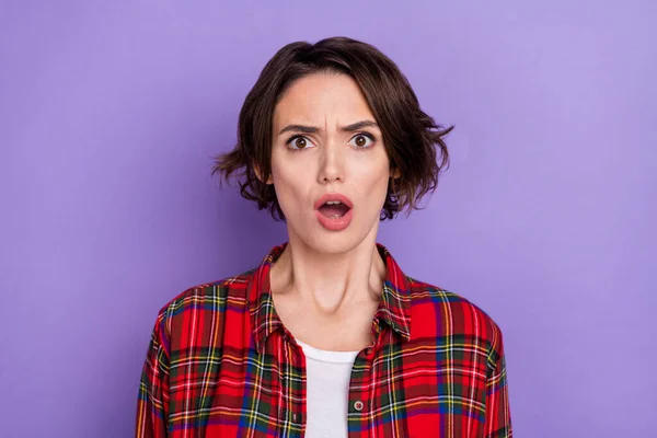 Foto di stressato giovane bob hairdo signora sguardo fotocamera indossare camicia rossa isolata su sfondo di colore viola — Foto Stock