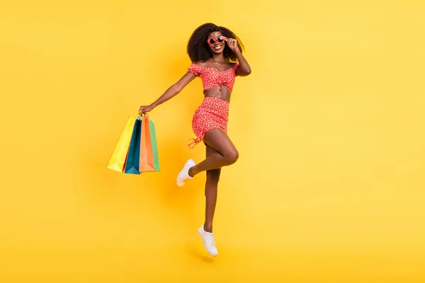 멋진 기분의 소녀가 활짝 웃고 있는 전체 사이즈 사진 여름을 즐기고 노란 배경에 고립된 쇼핑 의상을 입고 즐기는 모습 — 스톡 사진