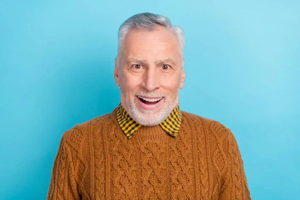 Fénykép lenyűgözött édes nyugdíjas férfi viselni barna pulóver nyitott száj elszigetelt kék színű háttér — Stock Fotó
