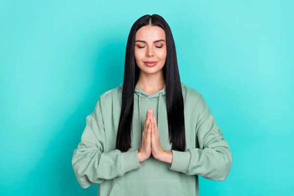 Foto de boa milenar senhora morena segurar palmas usar capuz verde isolado no fundo cor turquesa — Fotografia de Stock