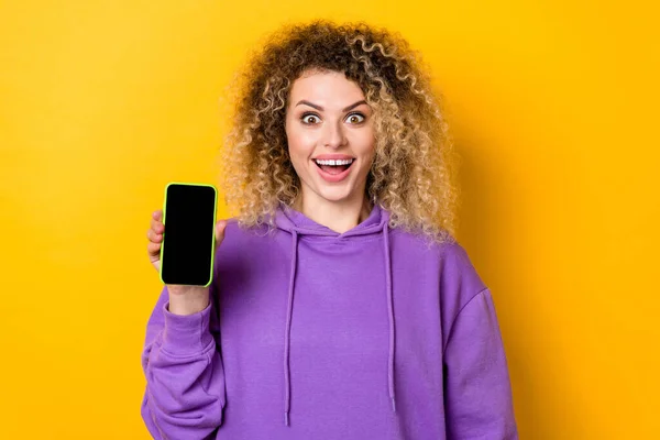 Fénykép a fiatal izgatott hölgy tartsa mobiltelefon kedvezmény válassza promo elszigetelt sárga színű háttér — Stock Fotó