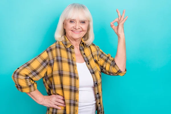 Foto veselé staré dámy show prsty okey symbol reklamy doporučují ideální rozhodnutí izolované přes tyrkysové barvy pozadí — Stock fotografie