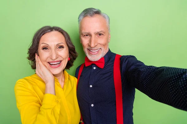 Πορτρέτο των δύο θετικών ελκυστική άτομα λαμβάνουν selfie blogging μάγουλο χέρι απομονώνονται σε πράσινο φόντο χρώμα — Φωτογραφία Αρχείου