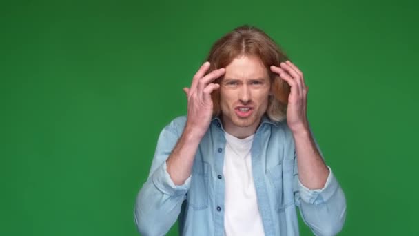Guy hands head not like dumb suggestion isolated vivid color background — Vídeo de Stock