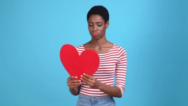 Butch pelo triste trans dama tiro tarjeta corazón aislado azul color fondo — Vídeos de Stock