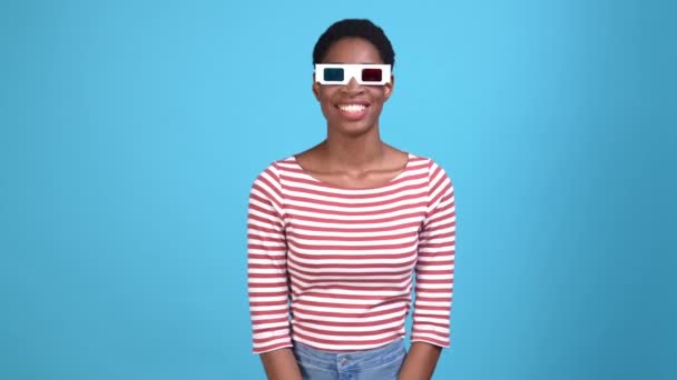 Lesbička dáma vzhled televize inovace digitální izolované modré barvy pozadí — Stock video