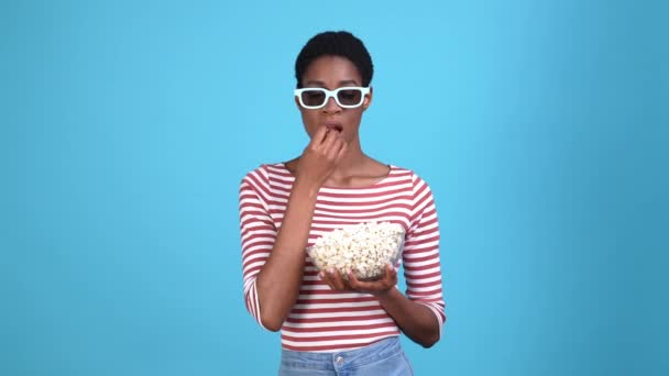 Lesbische dame guy tv kijken eten snack vuist omhoog geïsoleerde blauw kleur achtergrond — Stockvideo