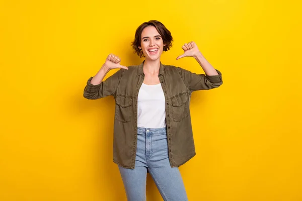 Foto av ung glad charmig kvinna visar fingrarna själv välja beslut cool isolerad över gul färg bakgrund — Stockfoto