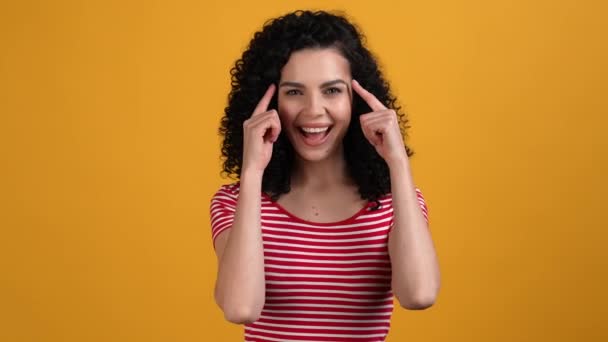 Lady dotykové čelo skvělé rozhodnutí řešení izolované živé barvy pozadí — Stock video