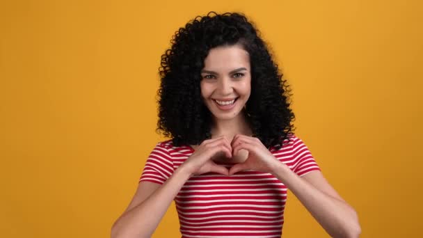 Flirty dame maken hart symbool soort liefdadigheid geïsoleerde levendige kleur achtergrond — Stockvideo