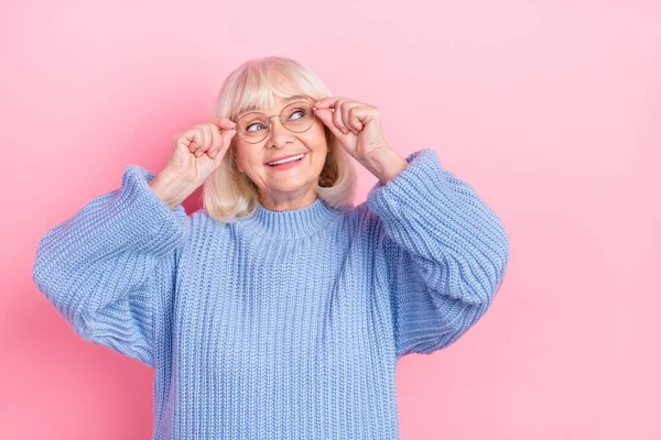 Fotografie zralá žena brýle vypadají prázdné místo hádat plán přemýšlivý izolované přes růžové barvy pozadí — Stock fotografie