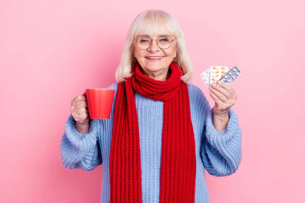 Foto di anziana signora antidolorifici farmacia pillole antibiotico stagione invernale isolato su sfondo di colore rosa — Foto Stock