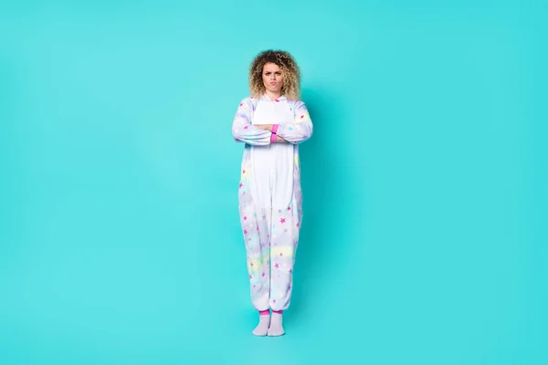 Hüzünlü milenyum dalgalı saçlı kadının tam boy fotoğrafı mavi arka planda izole edilmiş pijama çorapları giyiyor. — Stok fotoğraf