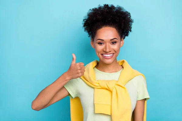 Fénykép a fiatalok afrikai lány promoter show thumb-up hirdetés jóváhagyása jó választás elszigetelt felett kék színű háttér — Stock Fotó