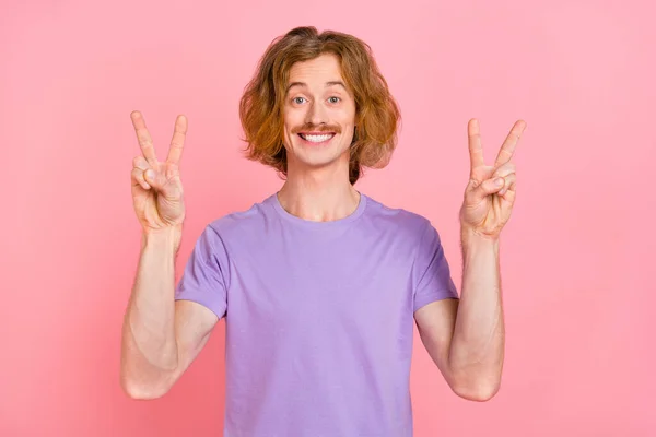 Porträtt av attraktiv glad glad kille som visar dubbel v-tecken gott humör isolerad över rosa pastell färg bakgrund — Stockfoto