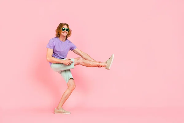 Full längd kroppsstorlek bild av attraktiv glad barnslig kille dans ha kul lura isolerad på rosa pastell färg bakgrund — Stockfoto