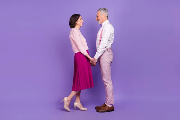 Foto de perfil de tamaño completo de parejas encantadoras pacíficas abrazos se miran aislados en el fondo de color púrpura — Foto de Stock