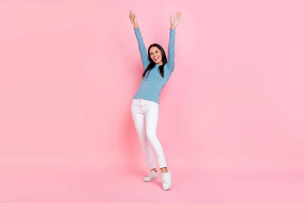 Foto de dulce linda adorable dama vestida camisa azul bailando levantamiento brazos aislado color rosa fondo — Foto de Stock