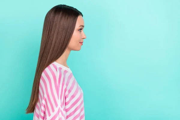 プロフィールサイドビューポートレートの魅力的な甘い柔らかいブルネットの女の子のコピースペース広告隔離された明るいティールターコイズ色の背景 — ストック写真