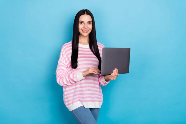 Foto da oficina jovem mulher bonita usar laptop gerente comerciante isolado sobre fundo de cor azul — Fotografia de Stock