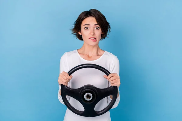 Portret van gestresste depressieve funky meisje bezorgd om extreme weg reizen geïsoleerd rijden op blauwe kleur achtergrond — Stockfoto