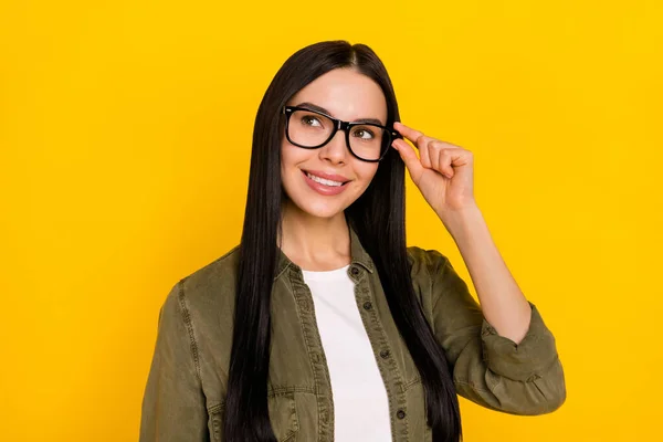 Foto de senhora milenar doce olhar óculos de desgaste promo roupa cáqui isolado no fundo de cor amarela — Fotografia de Stock