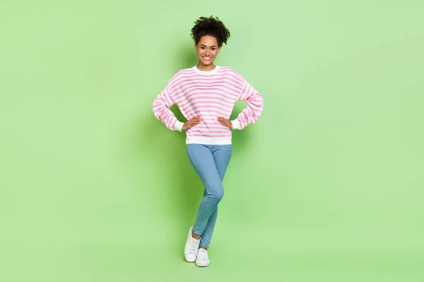 正の魅力的な女性の手の写真光沢のある笑顔を着用ストライプシャツジーンズ隔離された緑の背景 — ストック写真