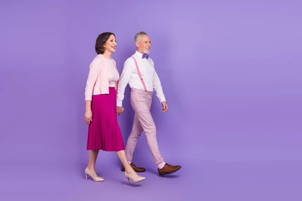 Retrato de perfil de tamaño completo de dos personas pacíficas sostienen brazos parecen espacio vacío aislado sobre fondo de color violeta —  Fotos de Stock