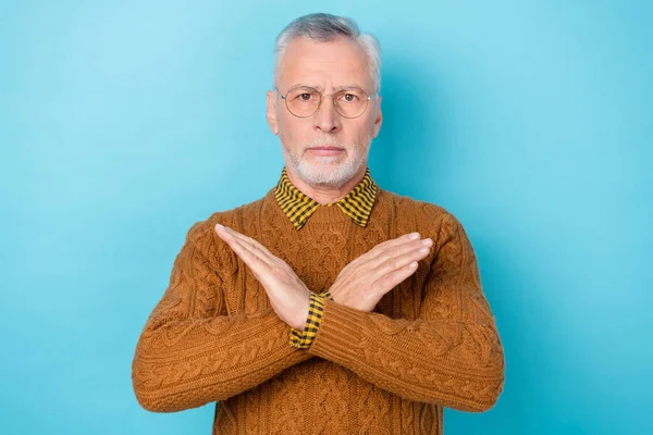 Foto de homem estrito cruz braços aversão decisão ignorar isolado sobre fundo de cor azul — Fotografia de Stock