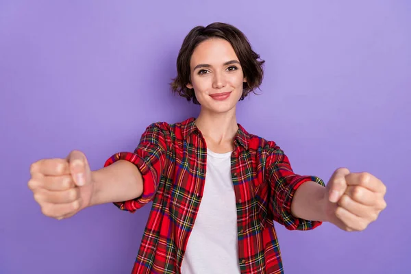 Foto di dolce giovane bruna signora auto auto indossare camicia rossa isolata su sfondo di colore viola — Foto Stock