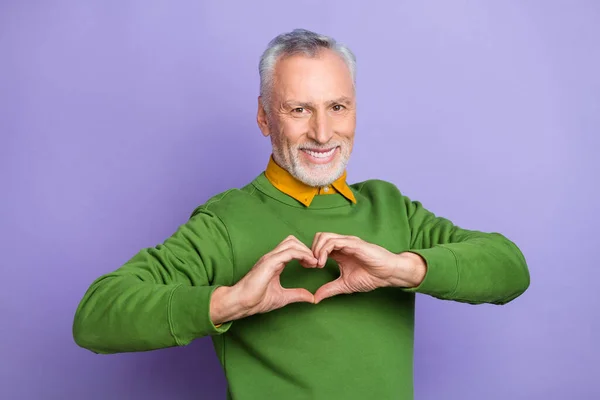 Foto di uomo in pensione carismatico indossare maglione verde mostrando le mani braccia cuore isolato colore viola sfondo — Foto Stock