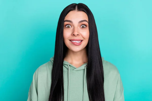 Foto van zoete jonge zwarte kapsel dame beet lip dragen groene sportdoek geïsoleerd op turquoise kleur achtergrond — Stockfoto