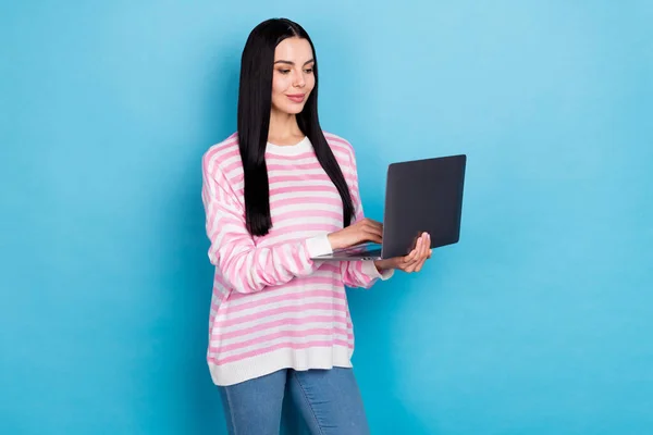 Profilo foto laterale di giovane bella ragazza chat tipo ripubblicare laptop economista agente isolato su sfondo di colore blu — Foto Stock