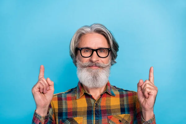 Photo of senior man indicate fingers empty space promoter decision banner advert isolated over blue color background — Stock Photo, Image