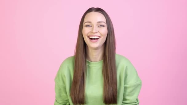 Lady disagree point finger laugh ha-ha-ha isolated pastel color background — Stock Video